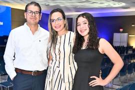 Hugo, Erika y Sofía Flores.