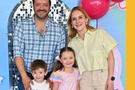 Lucas y Paulina de León Robles con sus papás, Héctor Daniel de León y Cinthia Robles.