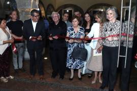 Pedro Moreno, director del Cecuvar; Armando Fuentes Aguirre, Ana María Villalobos de Abugarade, Ana Lucía Martínez Abugarade, Margarita Loera, representante del Secretario de Educación Pública, y Leticia Rodarte, directora del Instituto Municipal de Cultura de Saltillo.