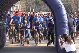 Las familias participantes emocionadas al iniciar la carrera.