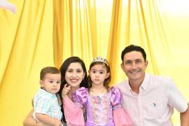 Ana Cecy con sus papás Cecilia Valdés, Ángel Prado y su hermano, Ángel Prado Valdés.