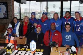 Gabe Northern junto a Roberto Chaires, Claudia Sosa, Sandy Dueñas, Rodolfo y Rodolfo Chaires, Jesús y Rodrigo del Río, Brian Dueñas, Jorge y Alejandro de la Rosa y Felipe García.