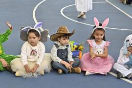 Dos niñas desfilaron junto a sus compañeros, llenando de ternura la primavera.