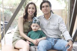 Roberto con sus papás, Sofía Elguézabal y Roberto Treviño.