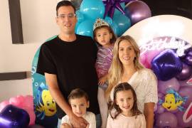 Florencia con sus padres y hermanos, Sebastián Torres, Juan Carlos Torres, Anne Sañudo y Emiliana Torres.