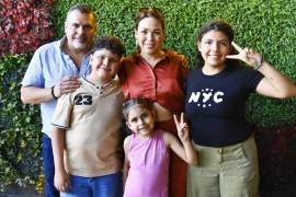 José Pablo con sus papás, Pablo Abugarade y Sandra Pérez, y sus hermanas, Sara y María José.