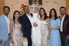Camila con sus papás, Gerardo Cavazos y Pamela Saucedo, y sus padrinos, Eloy Dewey, Linda Cavazos, Ximena Saucedo y Ricardo Pepi.