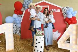 Adrián y Emilio con sus papás, Adrián Garza y Anabel Gutiérrez.