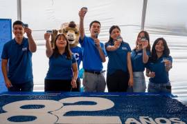 Directivos, alumnos y mascota celebrando el aniversario.