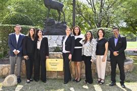 Claudia Félix Sandoval, vicepresidenta de la Región Centro Occidente del Tecnológico de Monterrey, y el equipo directivo de Campus Saltillo.