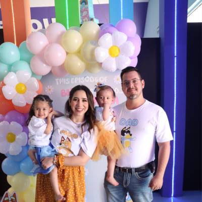 Katalina con sus padres, Paulina de la Torre y Rodrigo Randall, y su hermana, Loretto.