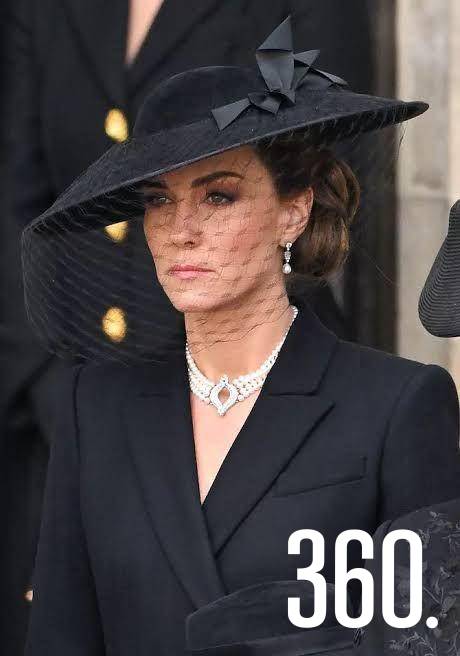 $!Negro: A diferencia del uso cotidiano que le damos, en la realeza el negro está reservado exclusivamente para el duelo y actos solemnes. Kate solo lo viste en contadas ocasiones, cuando el protocolo lo exige.