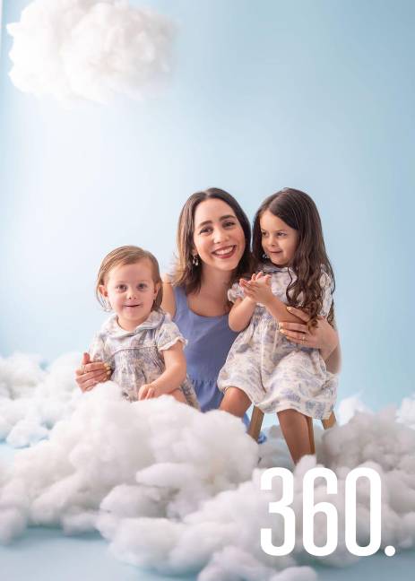 Paulina de la Torre con sus dos hijos.