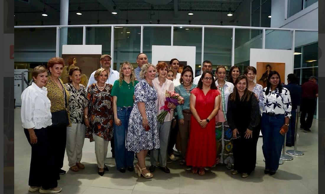 Teresa Galindo acompañada de sus invitados.