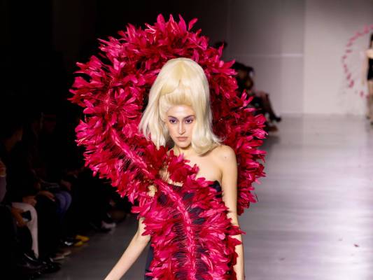 CHRISTIAN COWAN DESLUMBRA EN LA SEMANA DE LA MODA DE NUEVA YORK 2025