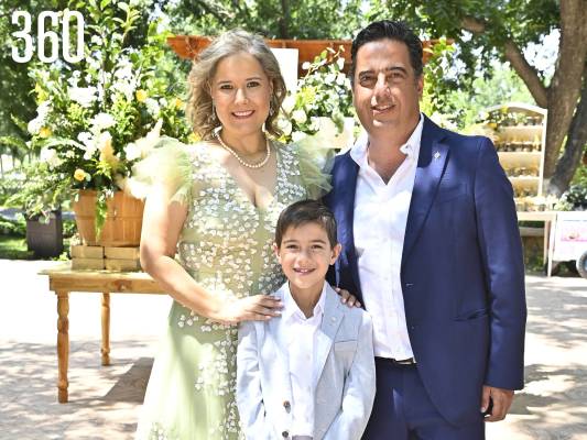 ROLANDO RODRÍGUEZ CELEBRA SU PRIMERA COMUNIÓN