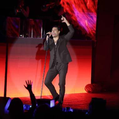 El intérprete emocionó a la gente con sus éxitos.