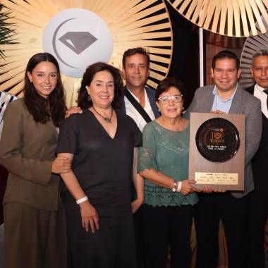 El equipo de Pour La France con su reconocimiento por Trayectoria.