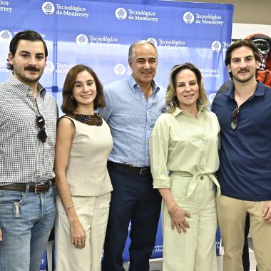 Andres acompañado de su familia, Raúl Salinas, Paulina Padilla, Raúl Gerardo Salinas, Ivonne Espinosa e Ivonne Salinas.