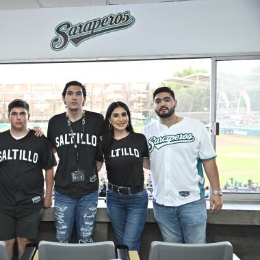 Salomón, Elías y Carlos Flores, Ana Eliza Lozano y Salomón Flores.
