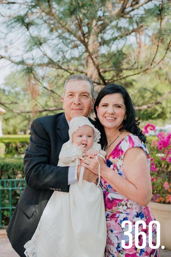 $!La familia se reunió para compartir la bendición.