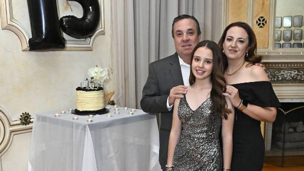 Anapaty con sus padres, Armando Boone y Gabriela Martínez.