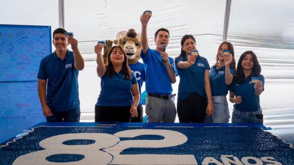 Directivos, alumnos y mascota celebrando el aniversario.