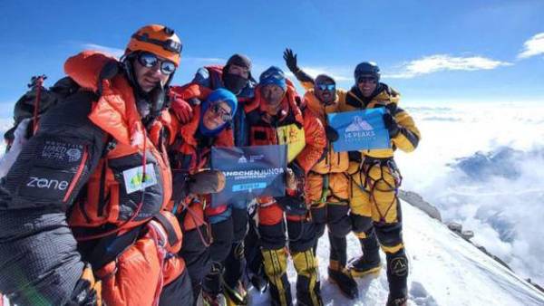 Sebastián Arizpe, Oswaldo Freire, Max Álvarez y Andrés Salinas en la cima de la montaña Kanchenjunga.