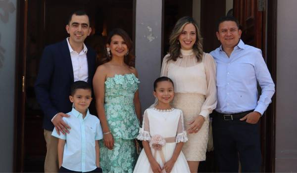 Juan Pablo Huerta, Anaí Hernández, Juan Pablo y Valentina Huerta junto a los padrinos, Ana Huerta y Luis Rivas.