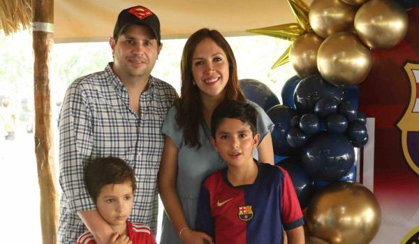 Rodrigo con sus papás Julieta Aburto y Eduardo Díaz y su hermano, Rodrigo Díaz.