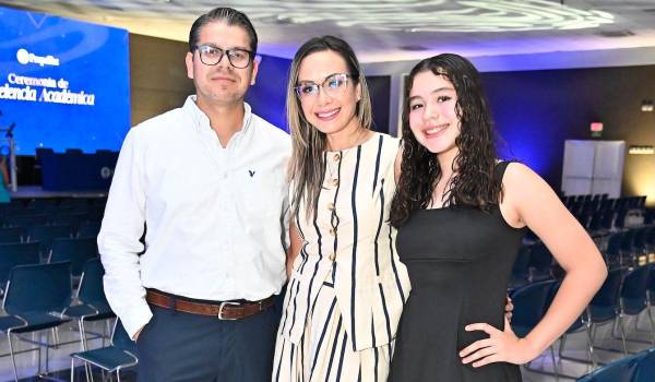 Hugo, Erika y Sofía Flores.