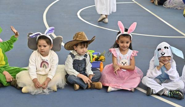 Dos niñas desfilaron junto a sus compañeros, llenando de ternura la primavera.
