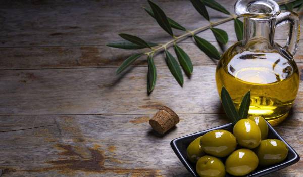Desde la antigüedad, el aceite de olivo ha sido símbolo de salud, pureza y divinidad: ungüento, perfume, alimento y luz.