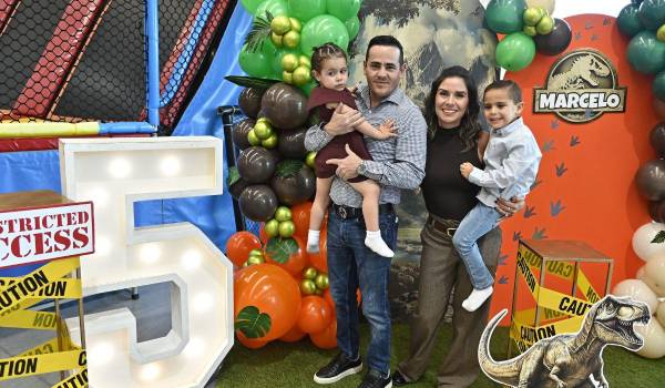 Marcelo acompañado de su familia.
