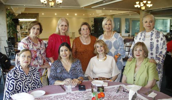 Tere con sus amigas.