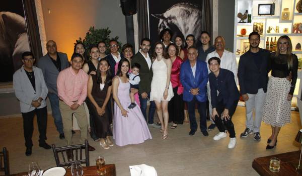 Familia y amigos reunidos para festejar el compromiso entre Antonio y Sofía.