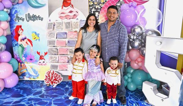 Ana Victoria con sus papás, Ana Karen Prado y Daniel Chávez, y sus hermanos, Daniel y Diego.