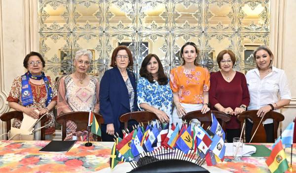 Elsa Valdez Castro, Rosy Guajardo, Angélica Zertuche de Candelas, Dalia Rodríguez de Rodríguez, Marcela Arizpe de Musa, Maisi Ramos de Gomez y Tere Rodríguez de Colunga.