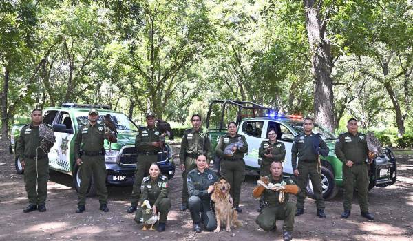 Los integrantes de la Policía Ambiental con los animalitos que son parte de esta.