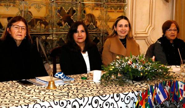 Angélica Zertuche de Candelas, Dalia Rodríguez de Rodríguez, Marcela Arizpe de Talamás y Maysi de Gómez.