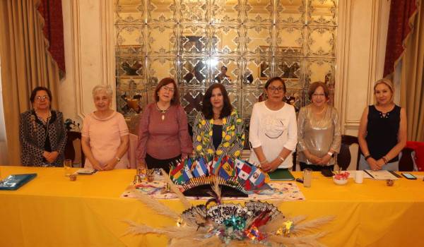 Elsa Valdez, Rosy Guajardo, Angélica Zertuche de Candelas, Dalia Rodríguez de Rodríguez, Lupita Costilla, Maisy de Gómez y Tere Colunga, mesa directiva.