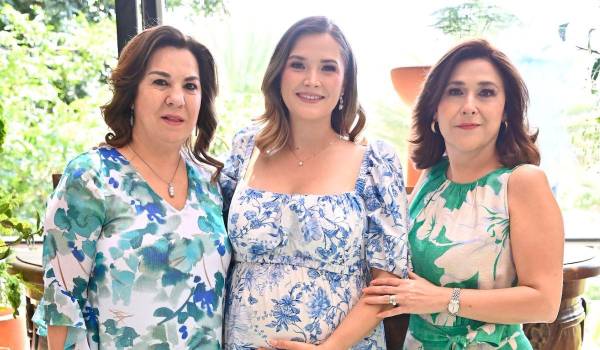 Ana Lucía con su suegra, Marisa Montemayor, y su mamá, Malú González.