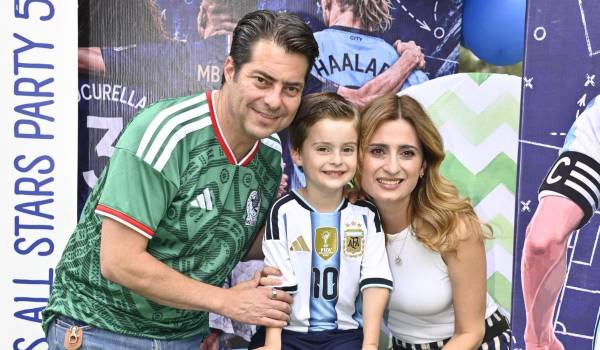 Leo con sus papás, Enrique Martínez y Lilia Hiarmes.