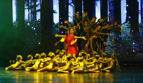 Las alumnas mostraron su talento y pasión por la danza durante el festival.