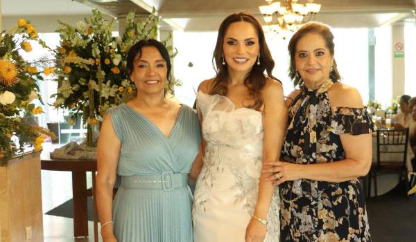 Lily con su suegra, Patricia Cornejo, y su mamá, Lily Melo de De las Fuentes.