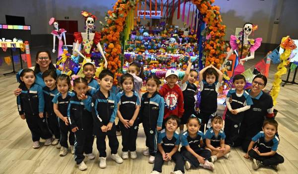 Miss Paola García y María Paula Dávila y su grupo de Kinder 1.