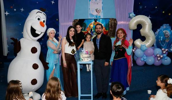 La cumpleañera con sus papás, Luis José Estrada y Ana Sofía Arizpe, y su hermano, Carlos.