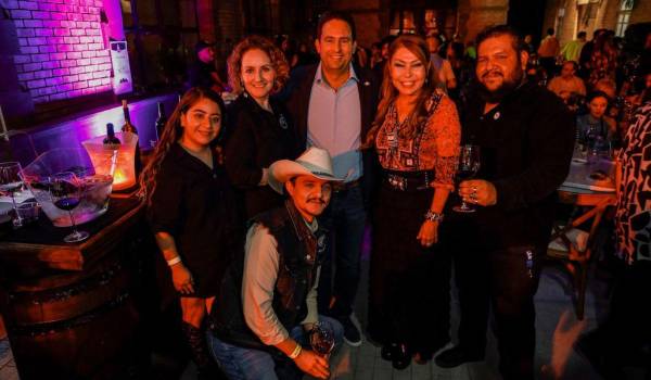 El alcalde Javier Díaz acompañó la velada gastronómica en el corazón de la ciudad.