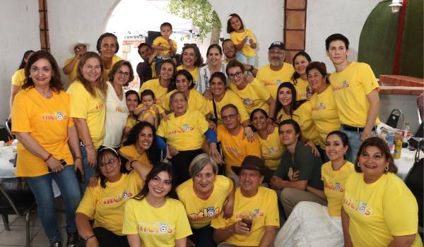 Irma Melo García de Garza acompañada por sus familiares.