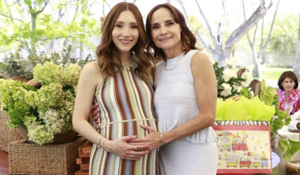 Valeria con su madre, María Hortensia Lomelí.